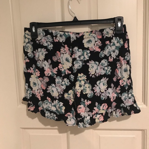 💖!! LAST CHANCE!!! 
Floral Shorts 🌸 - Picture 2 of 4